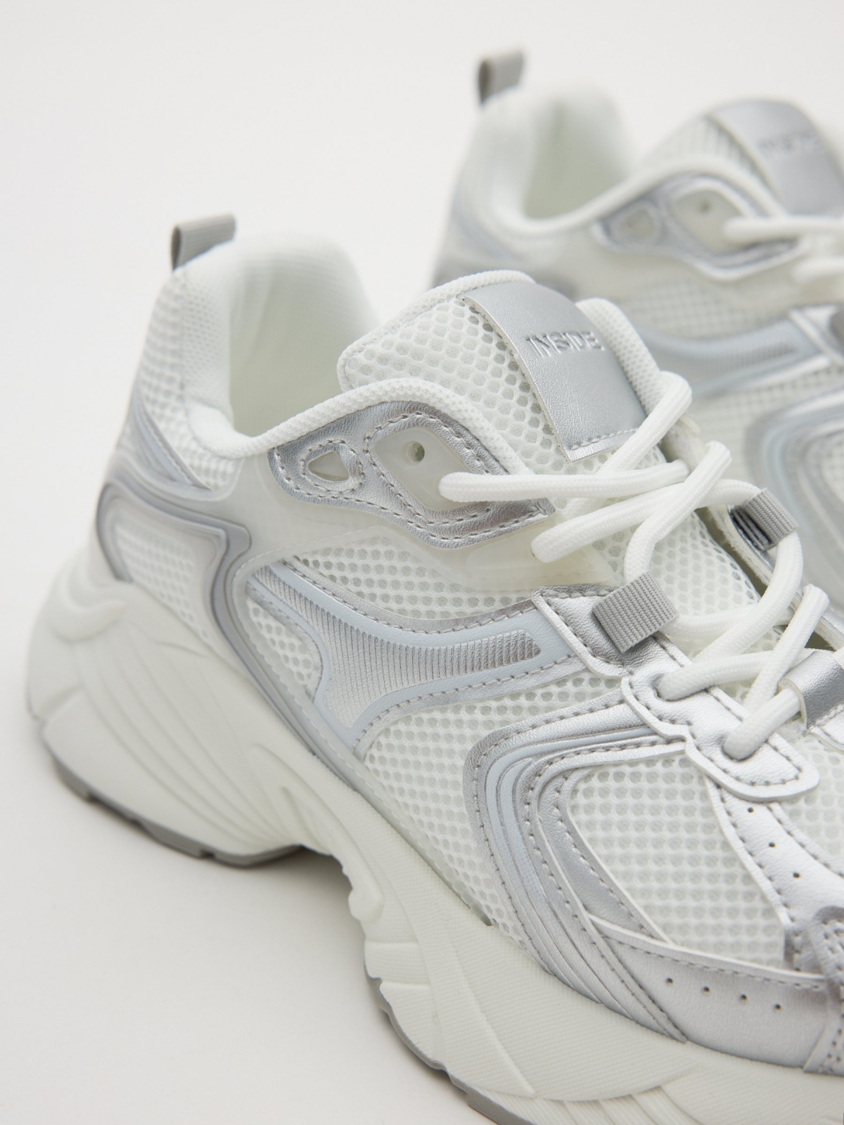 Zapatillas running metalizado blanco vista detalle