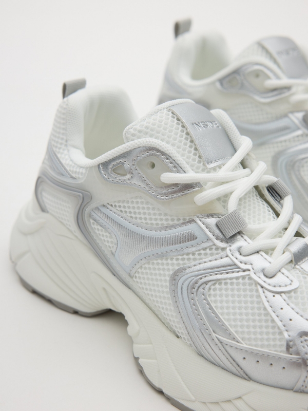 Zapatillas running metalizado blanco vista detalle
