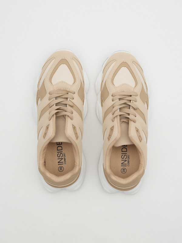 Running shoes arena sand zenithal view