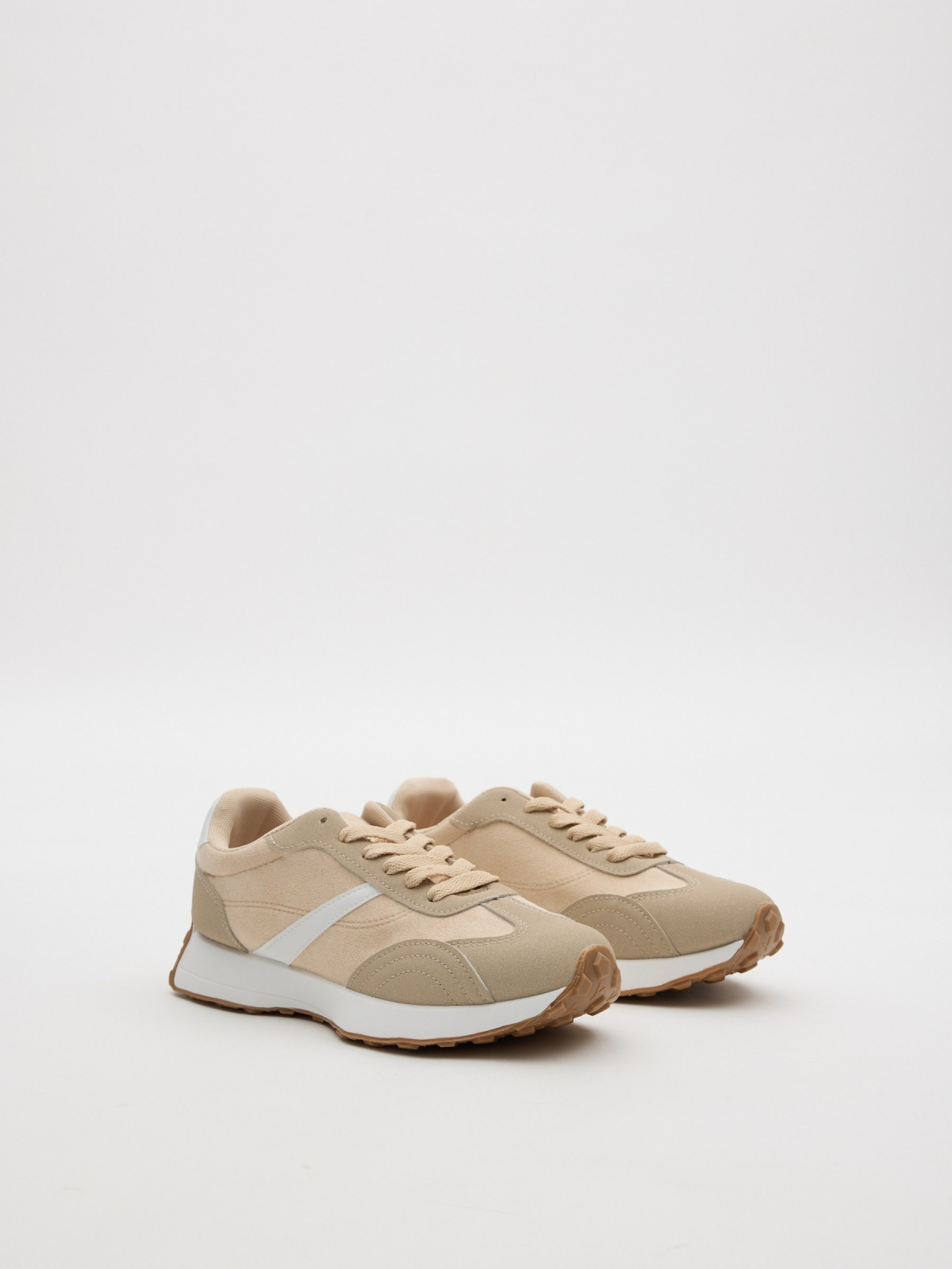 Zapatillas casual running beige crudo vista frontal 45º