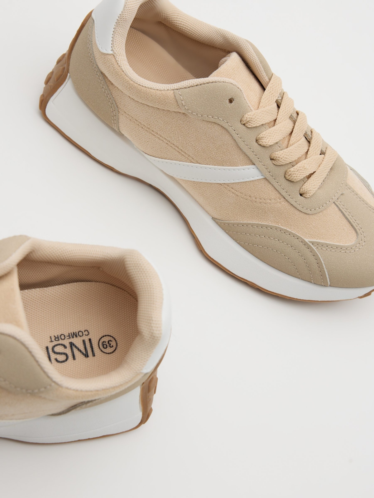 Zapatillas casual running beige crudo vista detalle