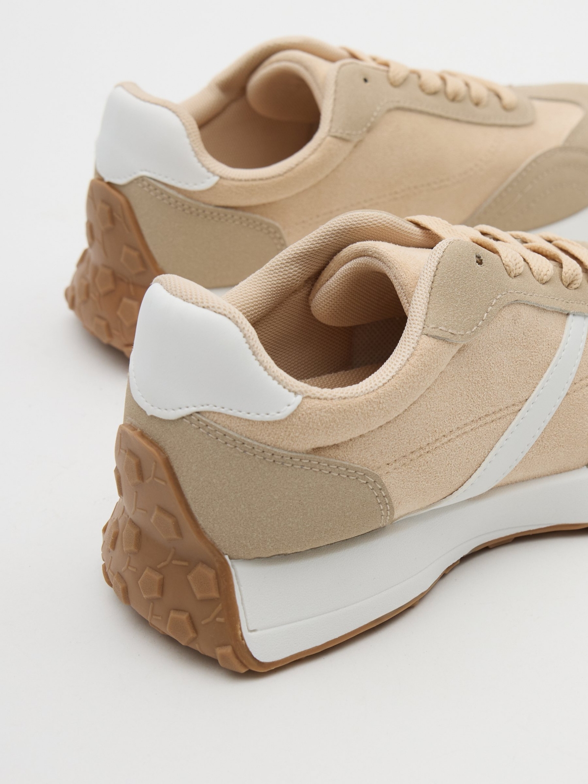 Zapatillas casual running beige crudo vista detalle