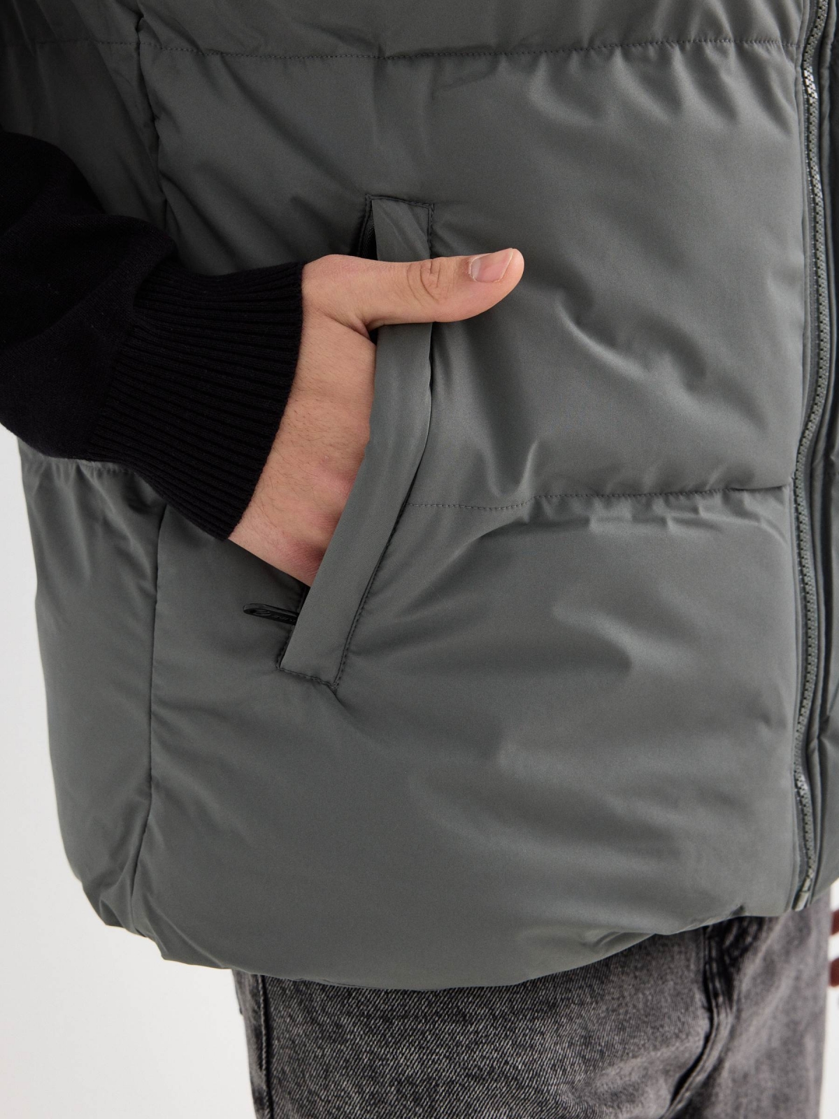 Chaleco acolchado color block blanco gris vista detalle