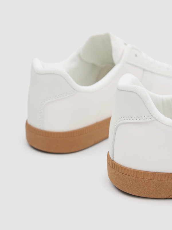 Tênis esportivos brancos branco vista detalhe