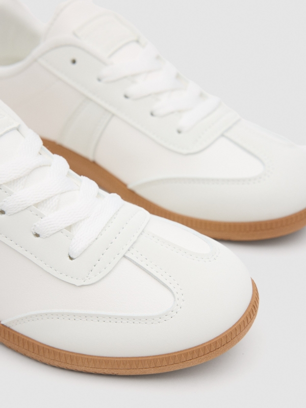Tênis esportivos brancos branco vista detalhe