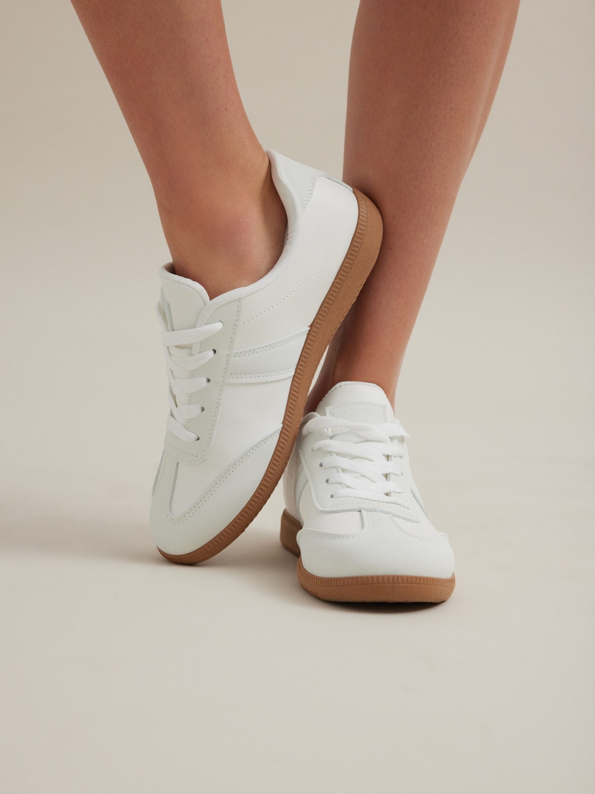 Tênis esportivos brancos branco com modelo
