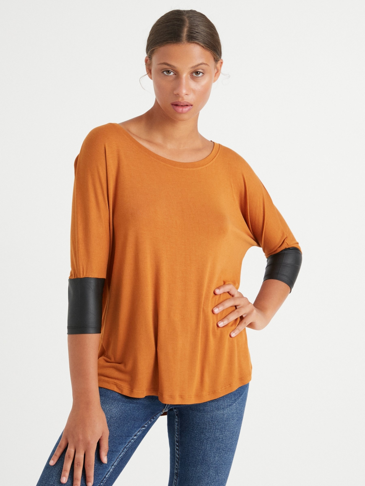 Camiseta detalles efecto piel mostaza vista media frontal