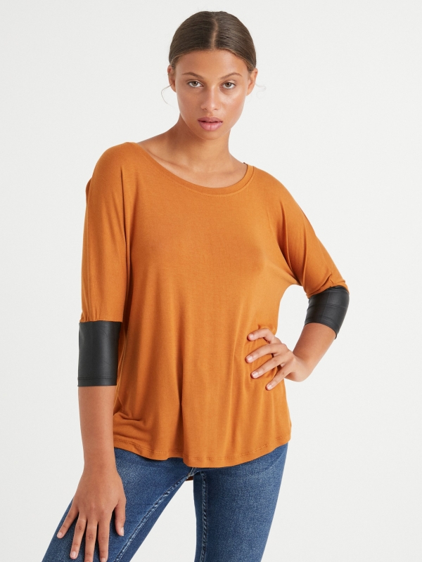 T-shirt com detalhes em pele mostarda vista meia frontal