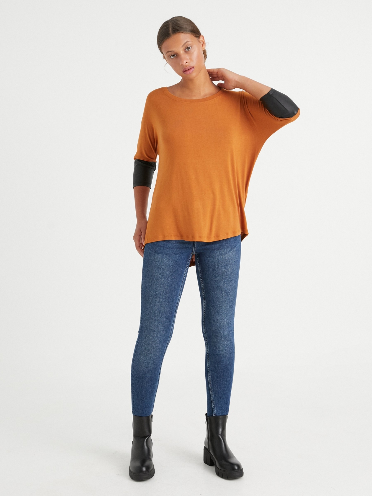 T-shirt com detalhes em pele mostarda vista geral frontal