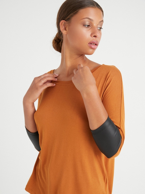 Camiseta detalles efecto piel mostaza vista detalle