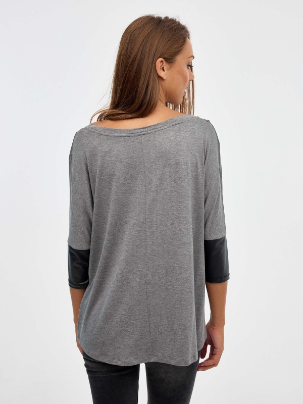 Camiseta detalles efecto piel gris melange vista media trasera