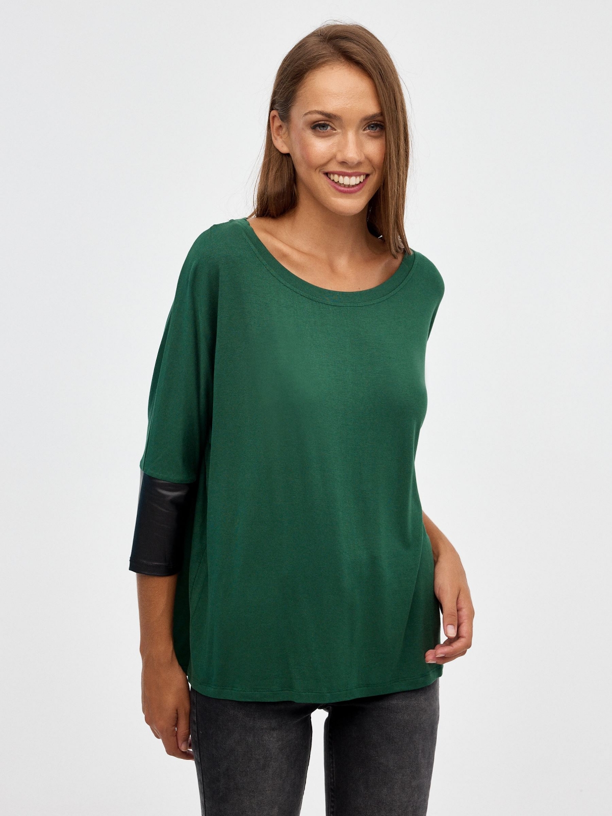 Camiseta detalles efecto piel verde vista media frontal