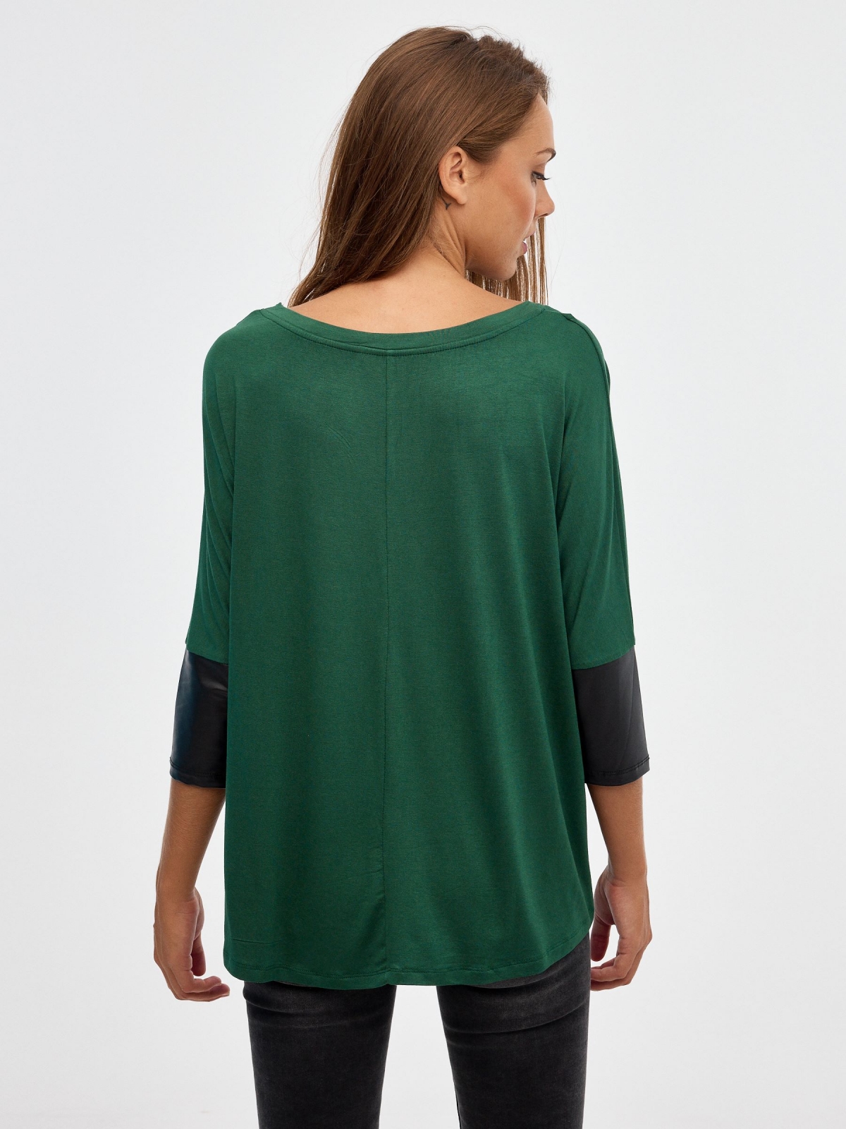 Camiseta detalles efecto piel verde vista media trasera