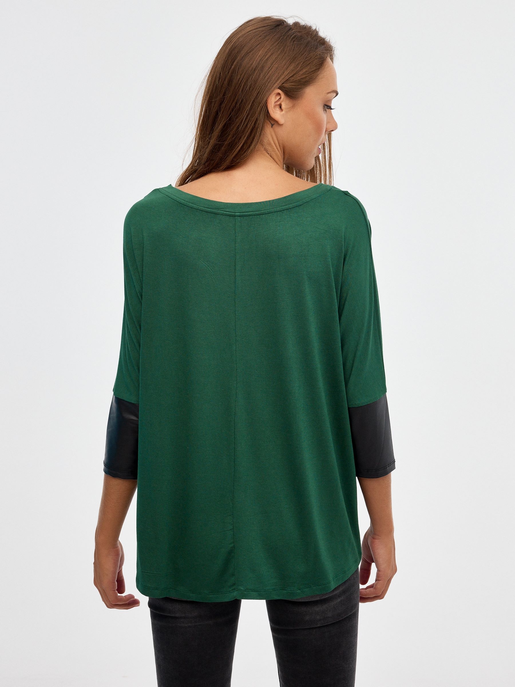 Camiseta detalles efecto piel verde vista media frontal
