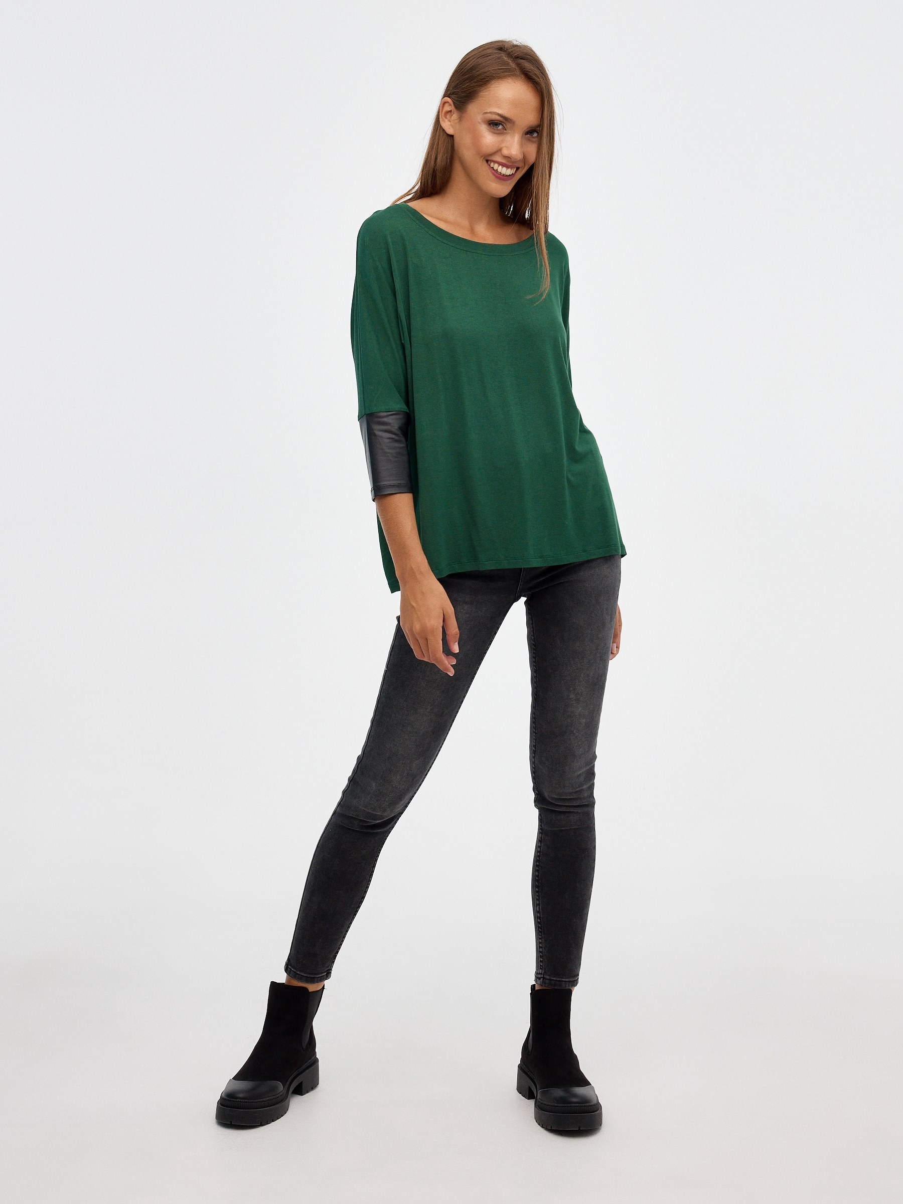 Camiseta detalles efecto piel verde vista media frontal