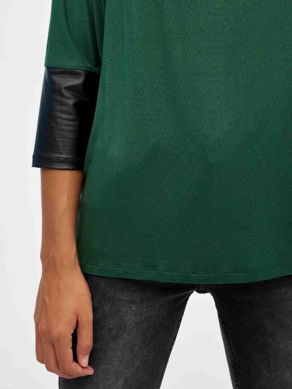 Camiseta detalles efecto piel verde vista detalle