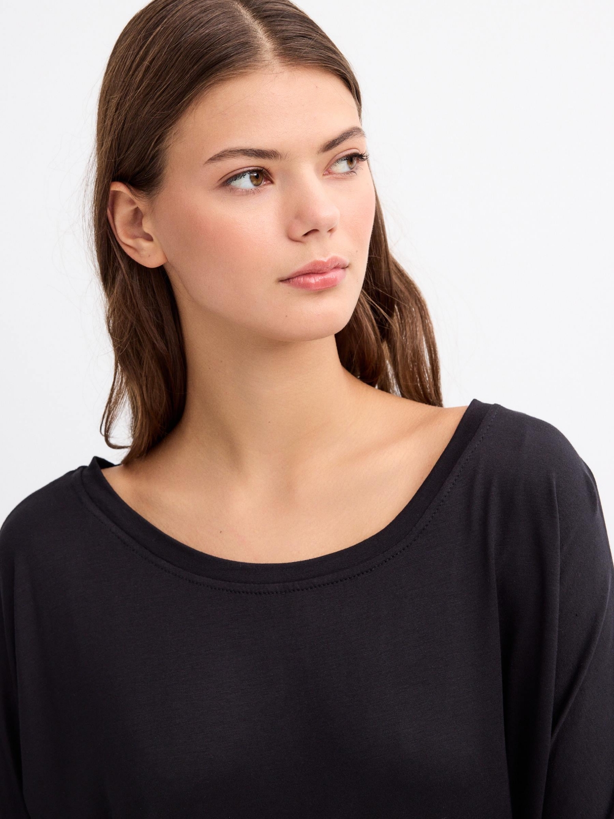 Camiseta detalles efecto piel negro vista detalle