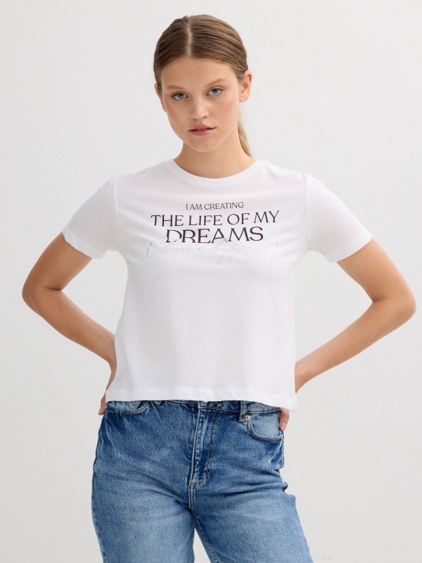 Camiseta de manga curta texto prateado branco vista meia frontal