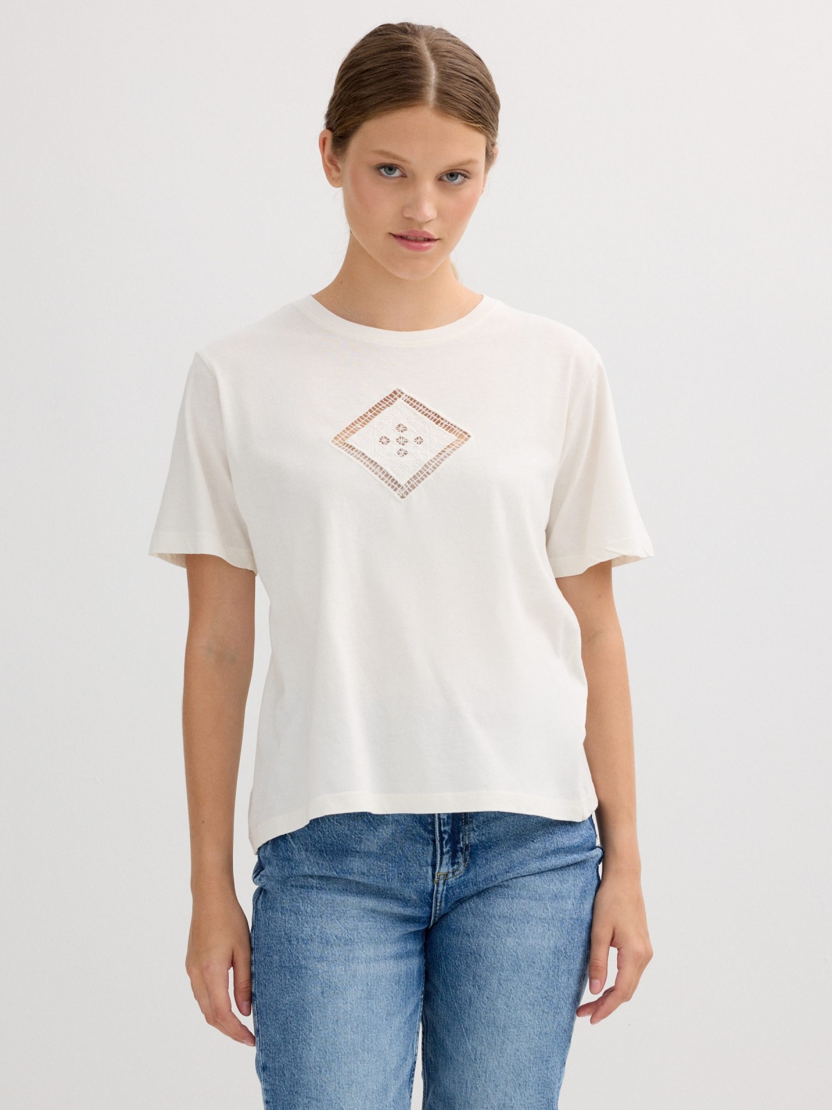 Camiseta detalhe crochê branco vista meia frontal