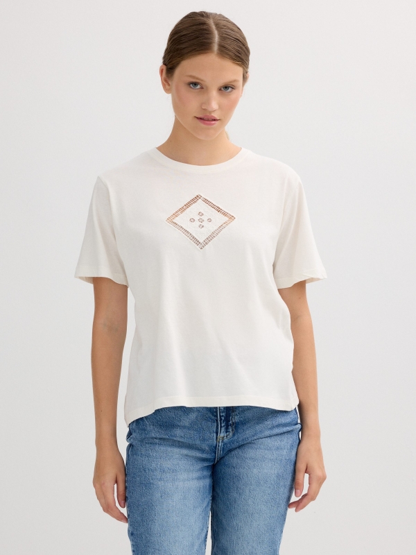 Camiseta detalhe crochê branco vista meia frontal