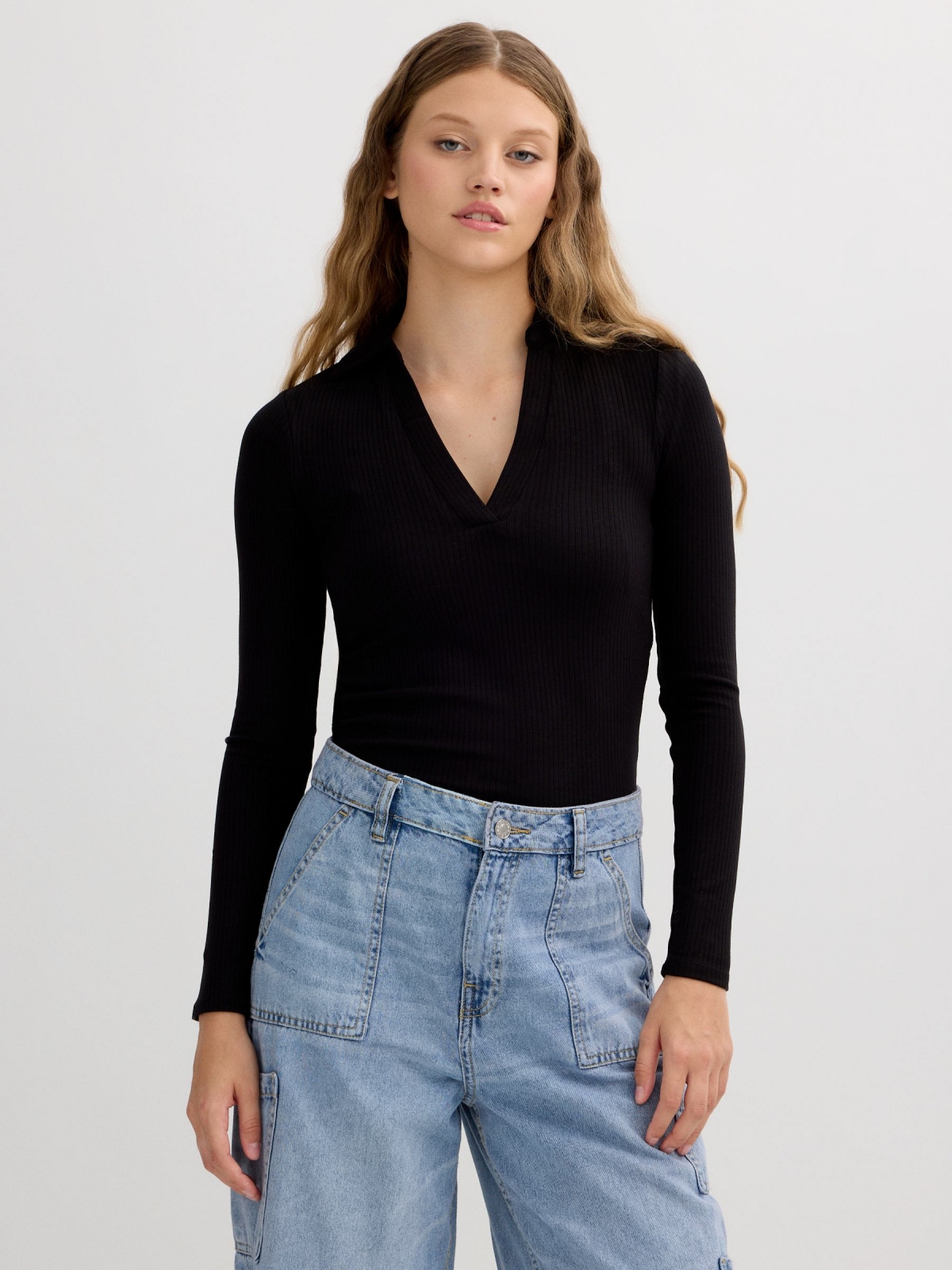Camiseta manga larga cuello polo negro vista media frontal