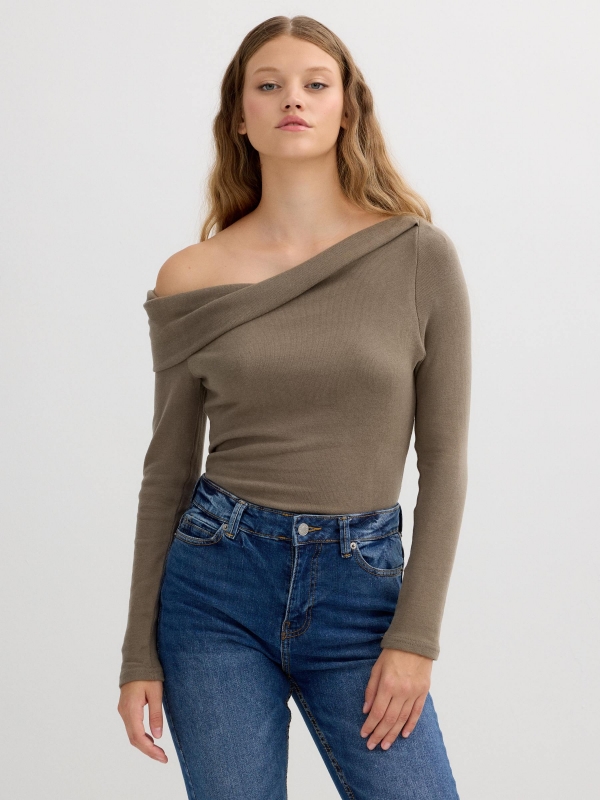 Camiseta de manga longa com gola assimétrica taupe vista meia frontal