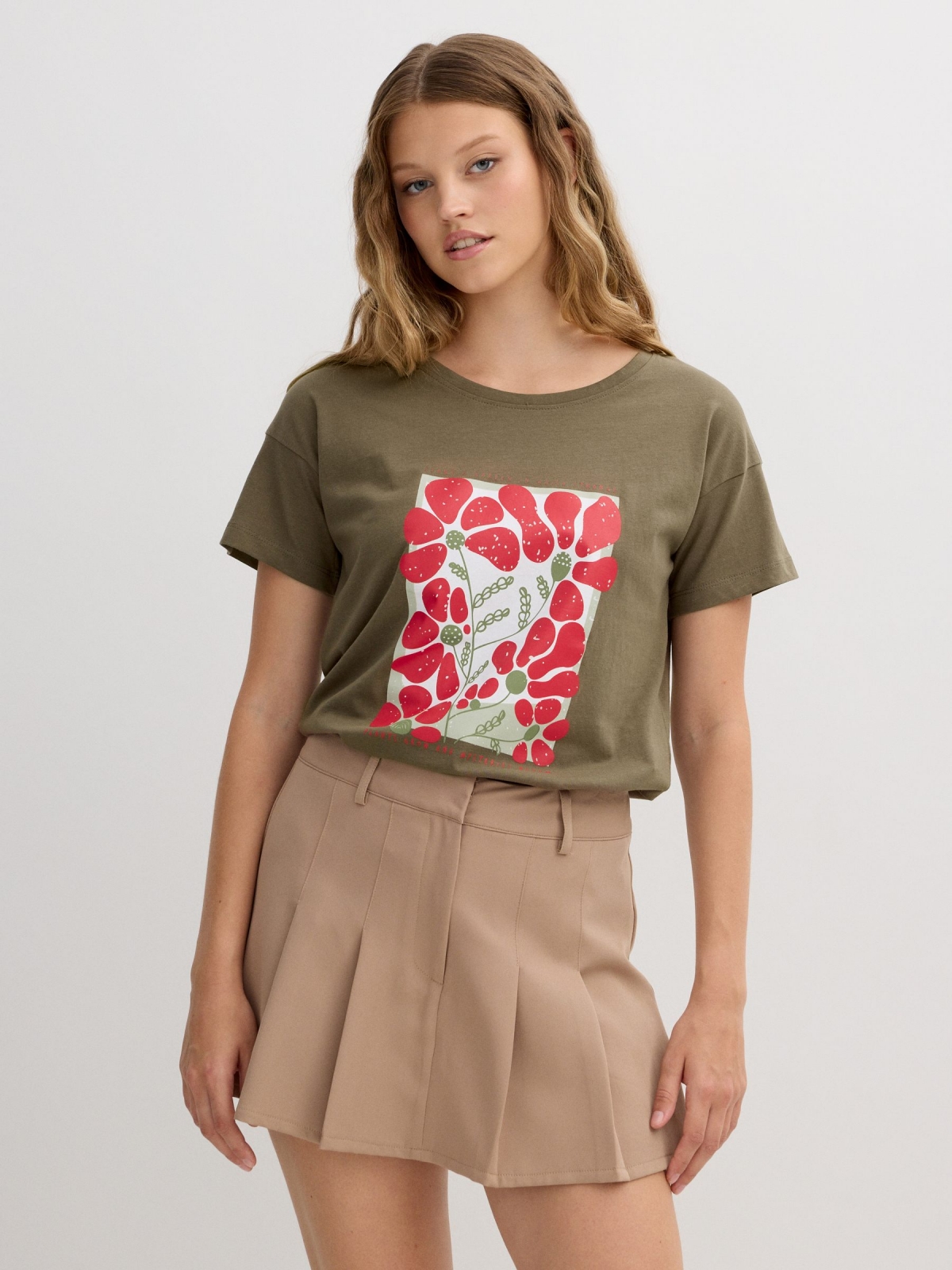 Camiseta de manga curta estampada com flores taupe vista meia frontal