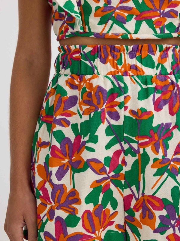 Pantalón corto fluido floral multicolor vista detalle