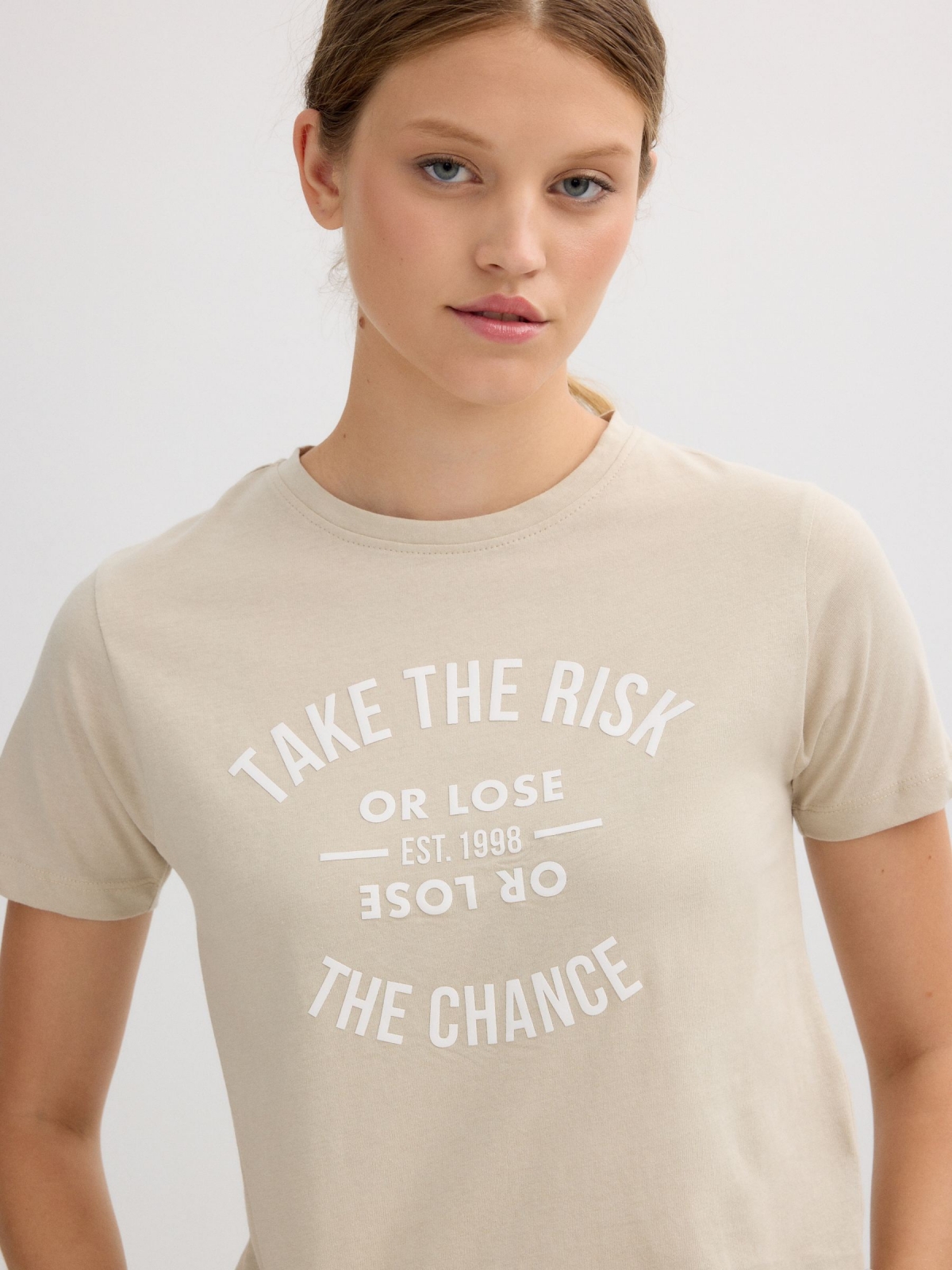 Short sleeve text t-shirt taupe detail view