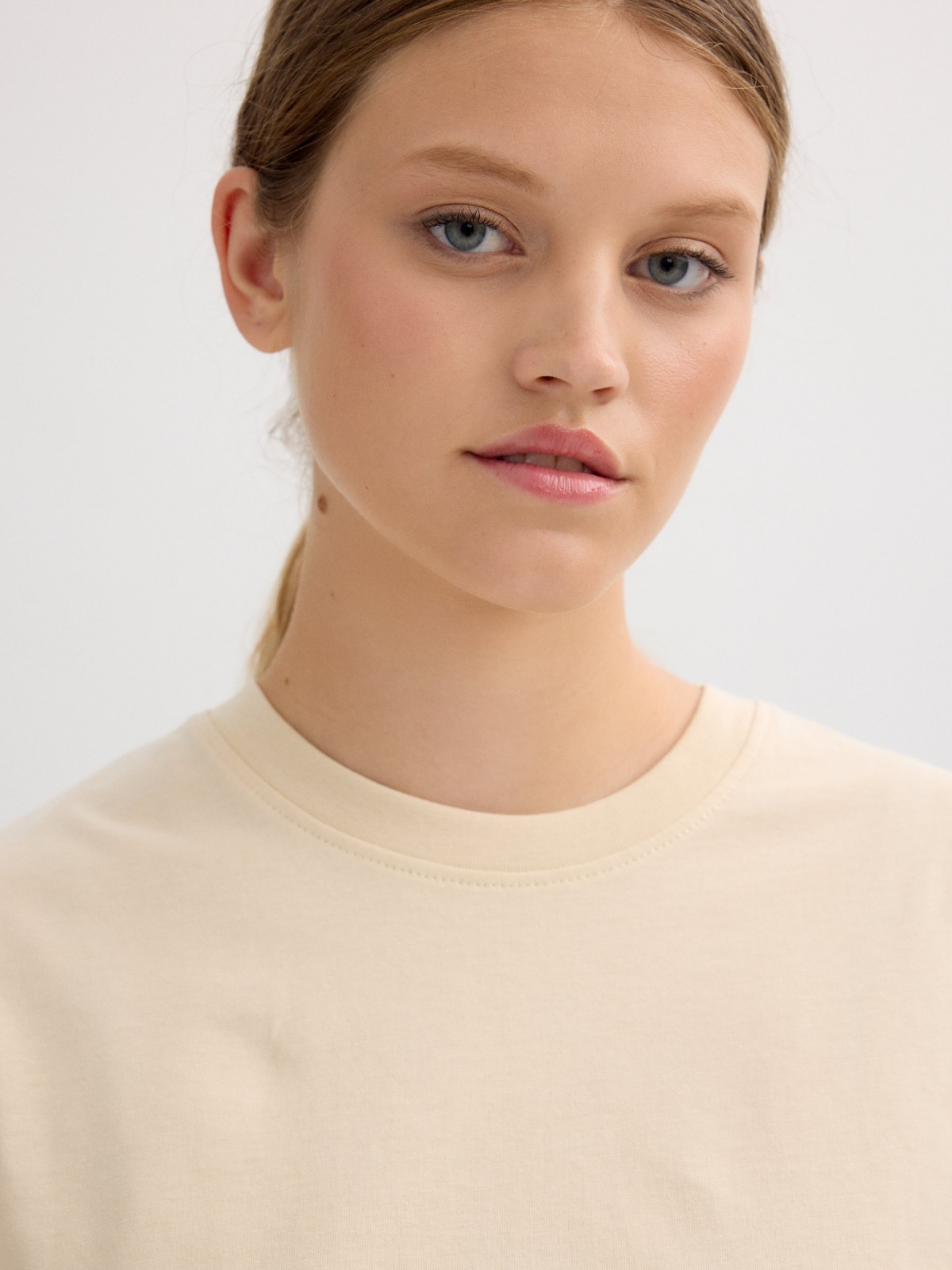Camiseta manga corta crop arena vista detalle