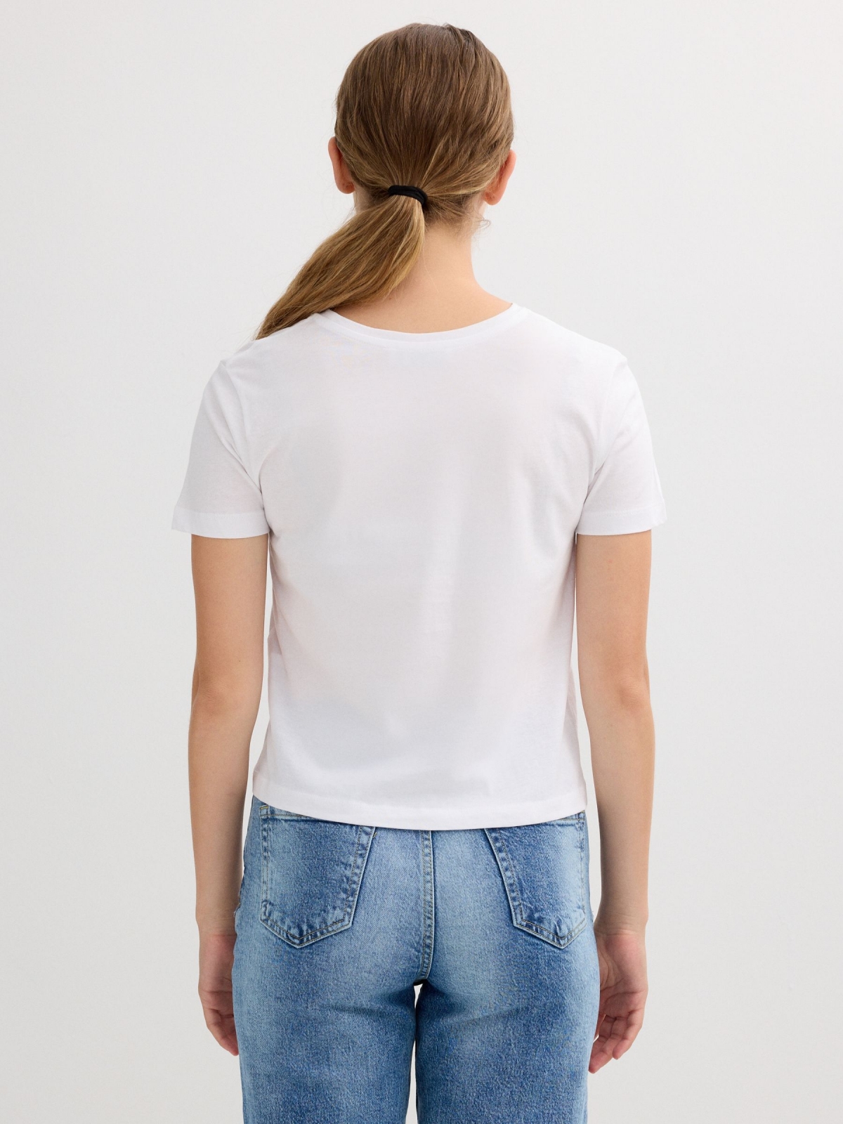 Camiseta de manga curta texto prateado branco vista meia traseira