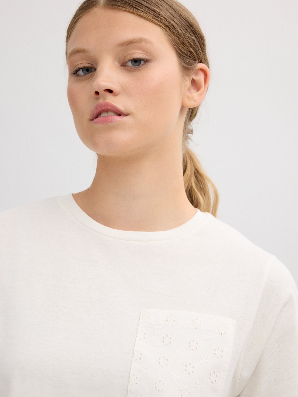 Camiseta manga corta bosillo crochet blanco vista detalle