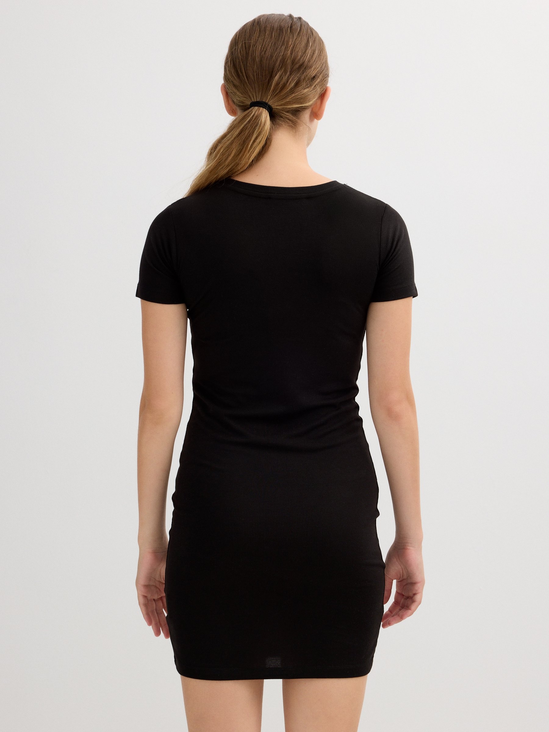 Vestido básico com nervuras preto vista meia frontal