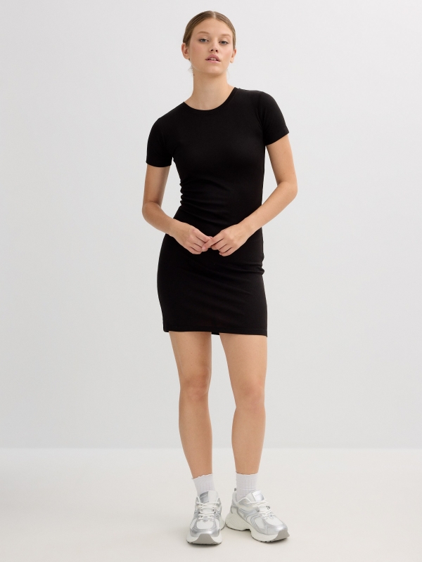 Vestido básico com nervuras preto vista geral frontal