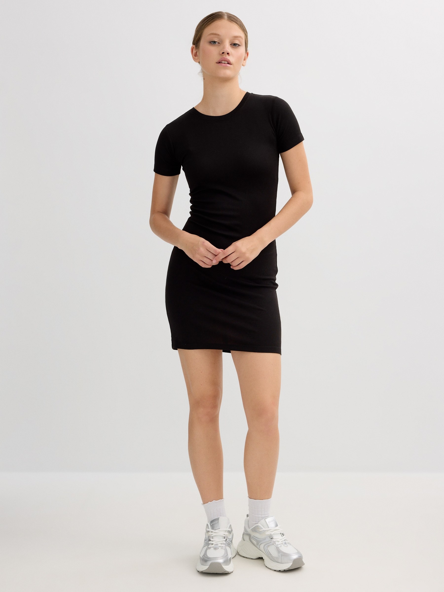 Vestido básico com nervuras preto vista meia frontal