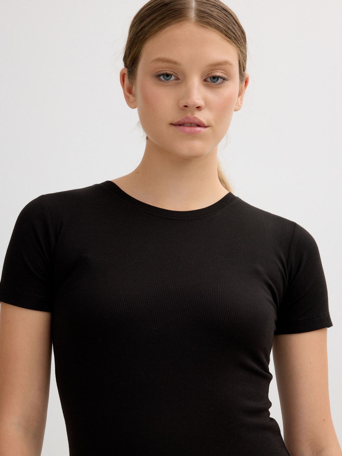 Vestido básico com nervuras preto vista detalhe