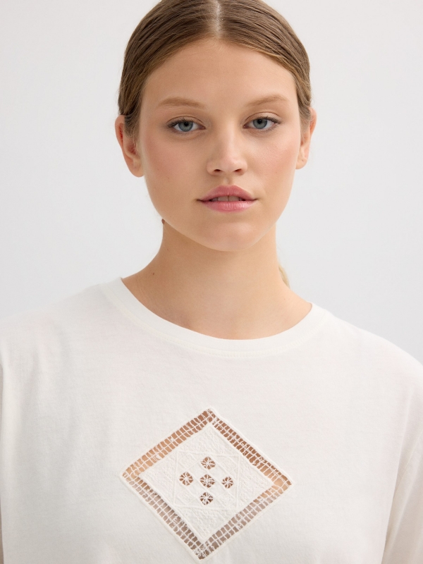 Camiseta detalhe crochê branco vista detalhe