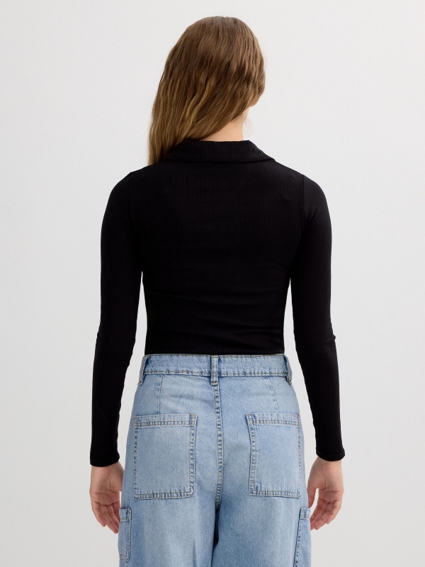 Camiseta de manga longa gola polo preto vista meia traseira