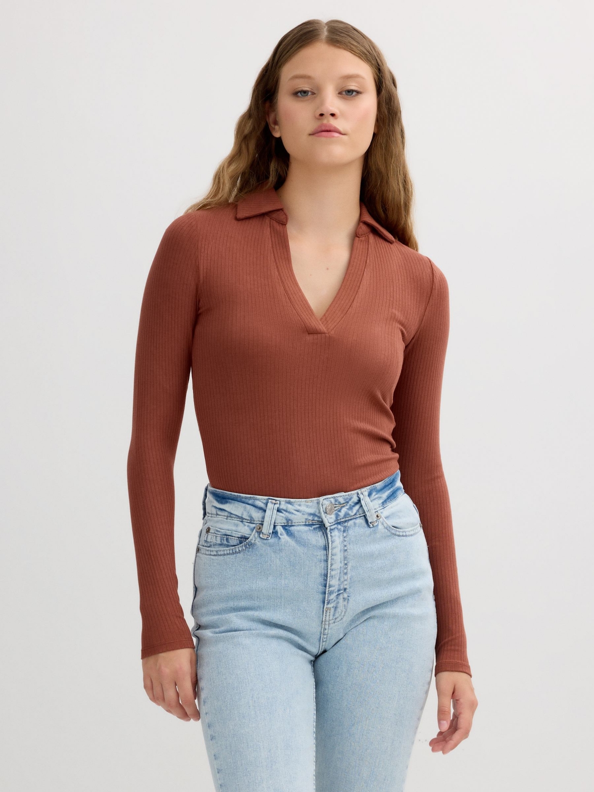 Camiseta manga larga cuello polo canela vista media frontal