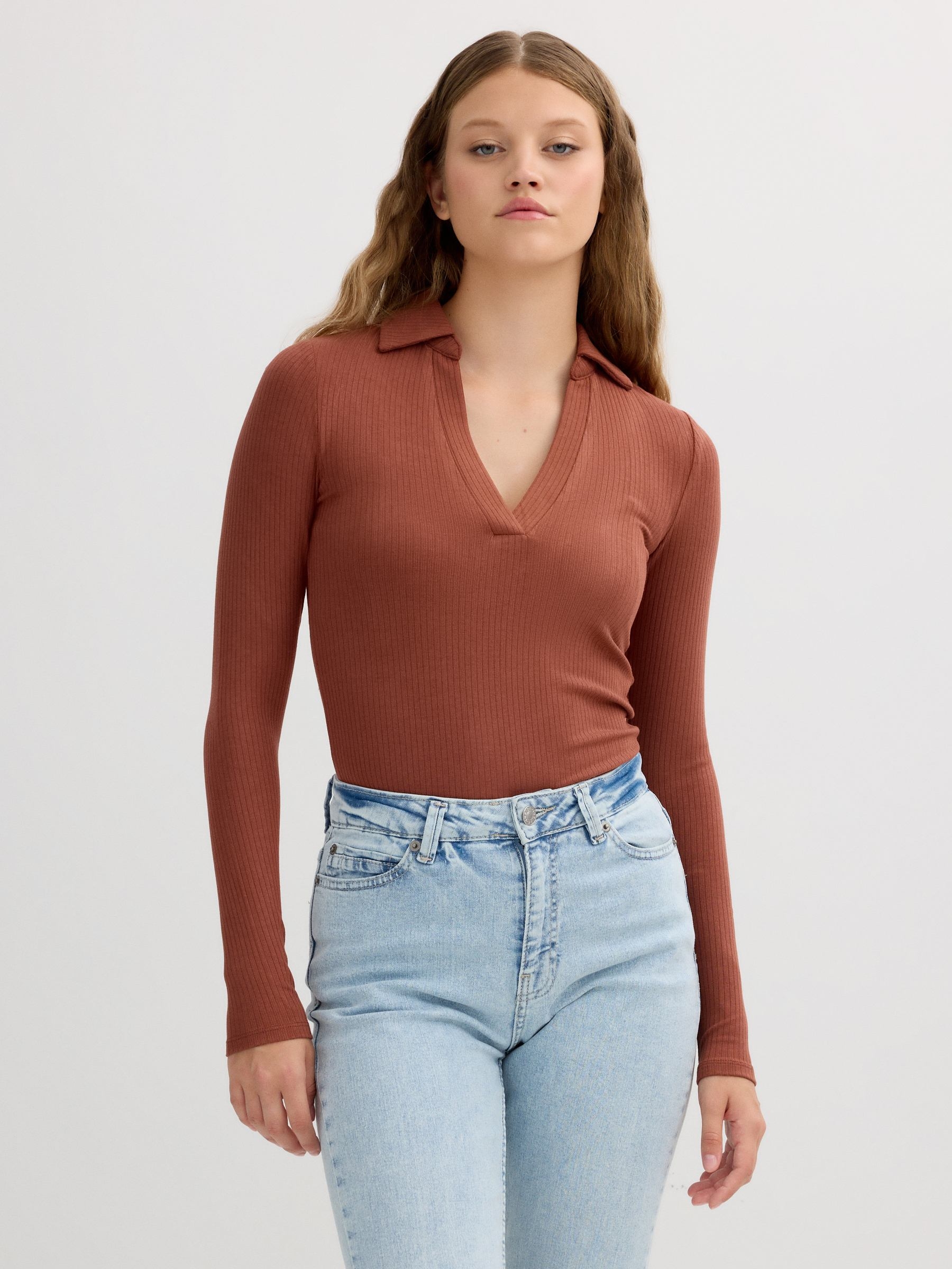 Camiseta de manga longa gola polo canela vista meia frontal