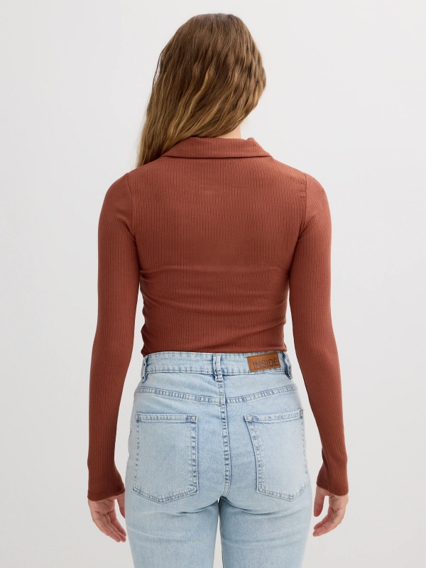 Camiseta manga larga cuello polo canela vista media trasera