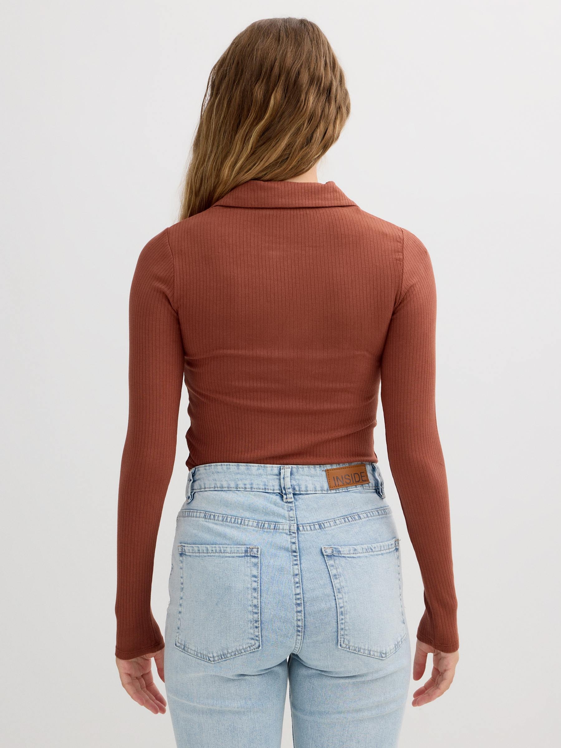 Camiseta de manga longa gola polo canela vista meia frontal