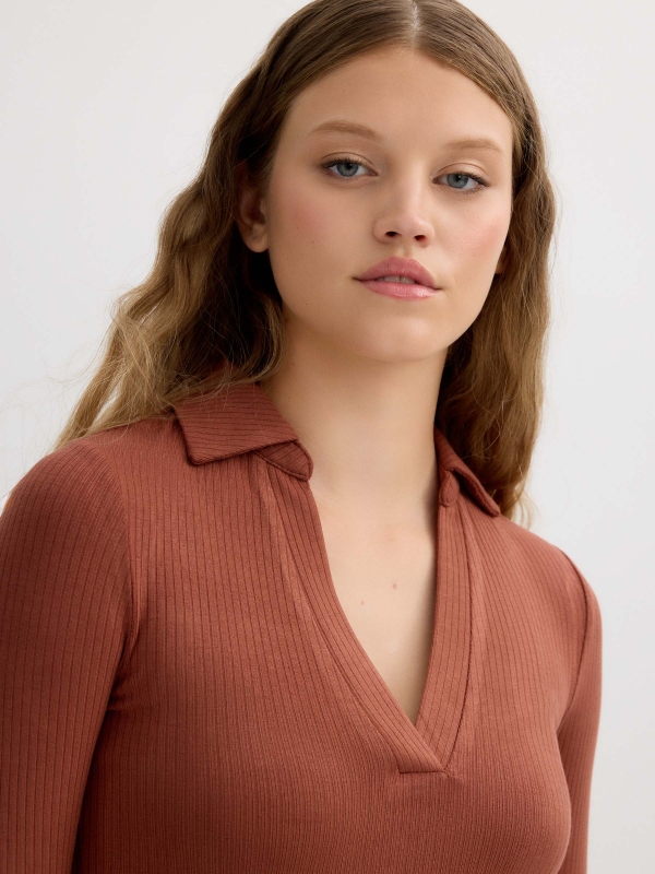 Long-sleeve polo neck shirt cinnamon detail view