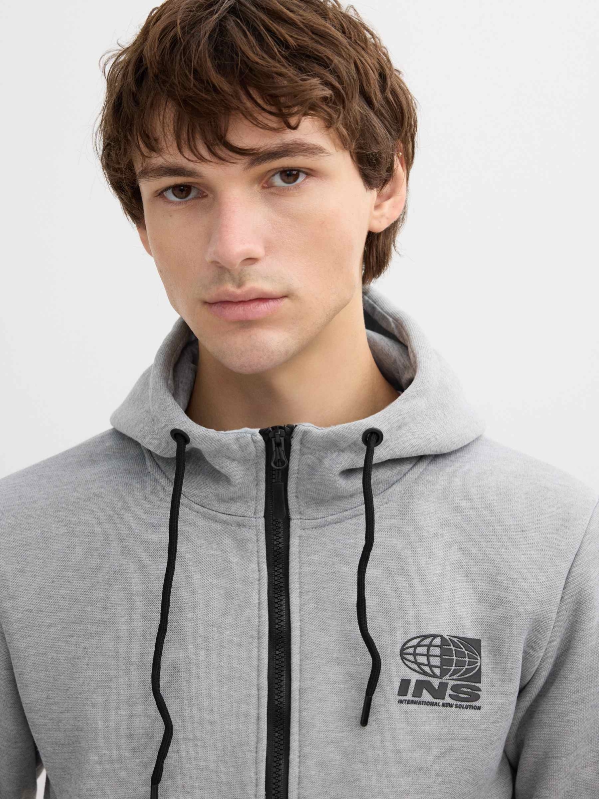 Sudadera con cremallera gris vigoré medio vista detalle
