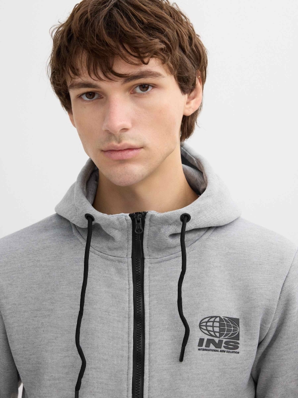Sudadera con cremallera gris vigoré medio vista detalle