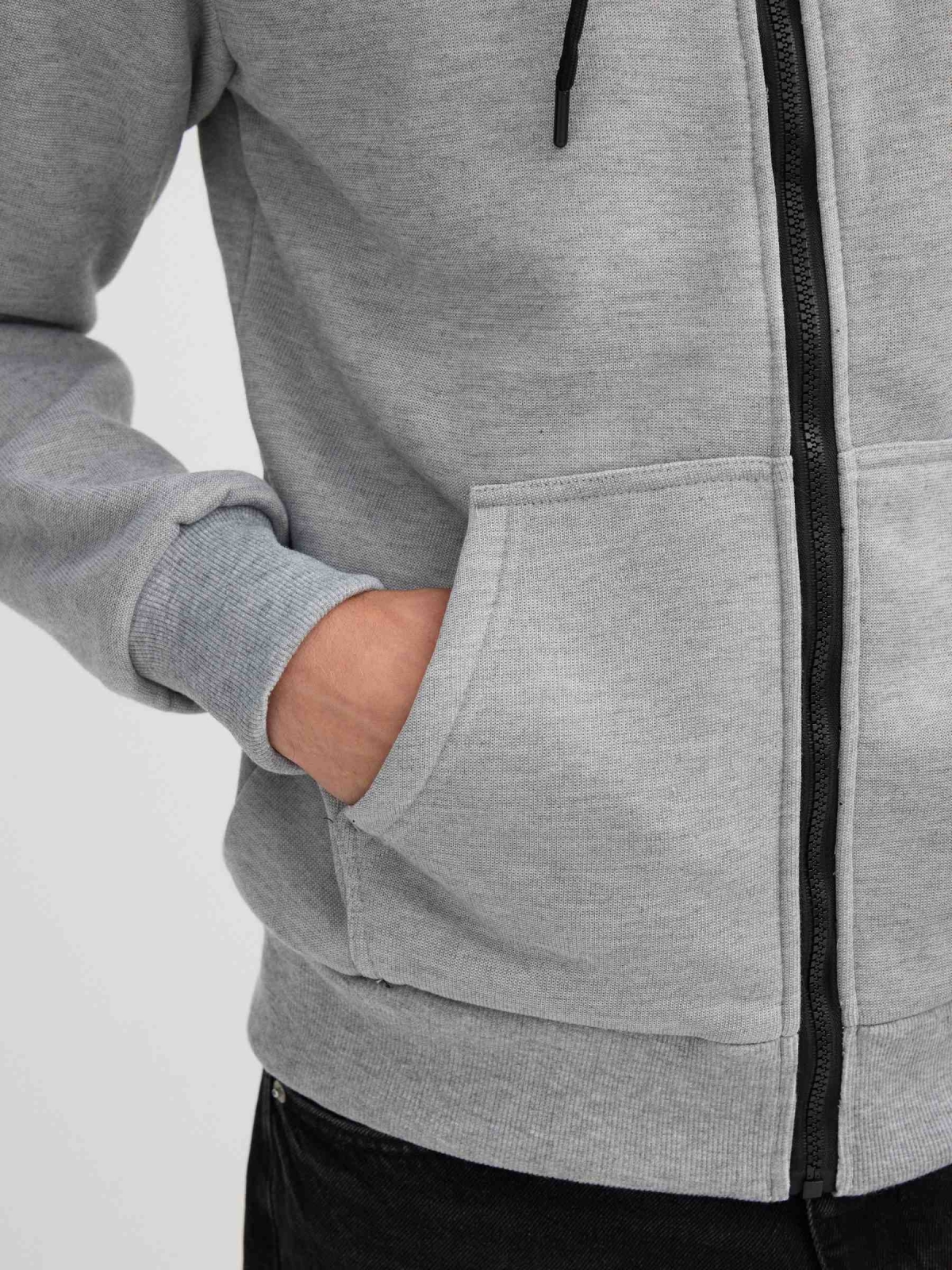 Sudadera con cremallera gris vigoré medio vista detalle