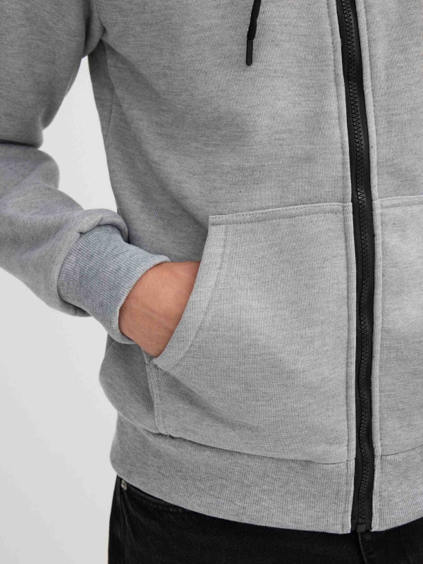 Sudadera con cremallera gris vigoré medio vista detalle