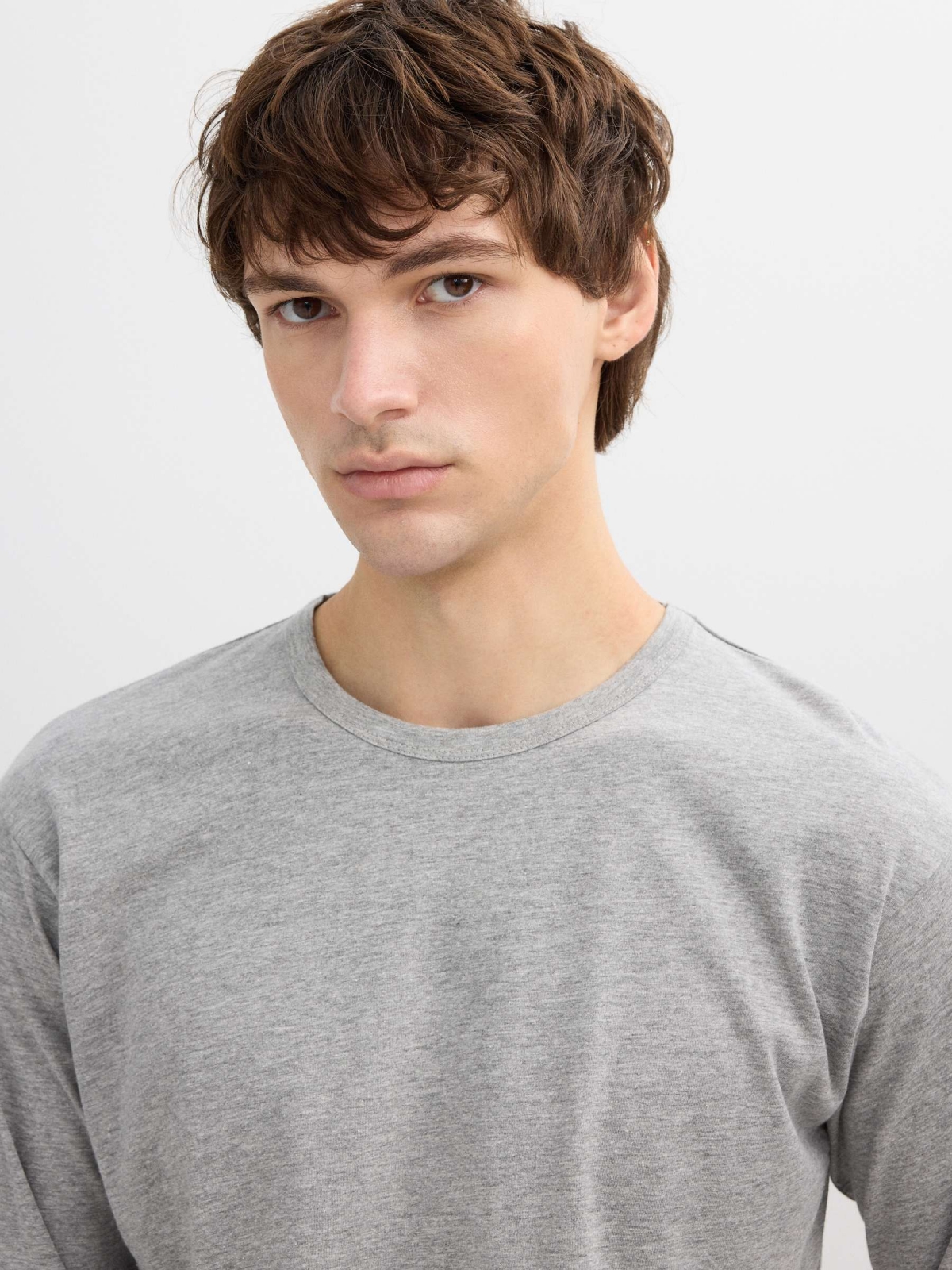 Camiseta básica manga larga gris melange vista detalle