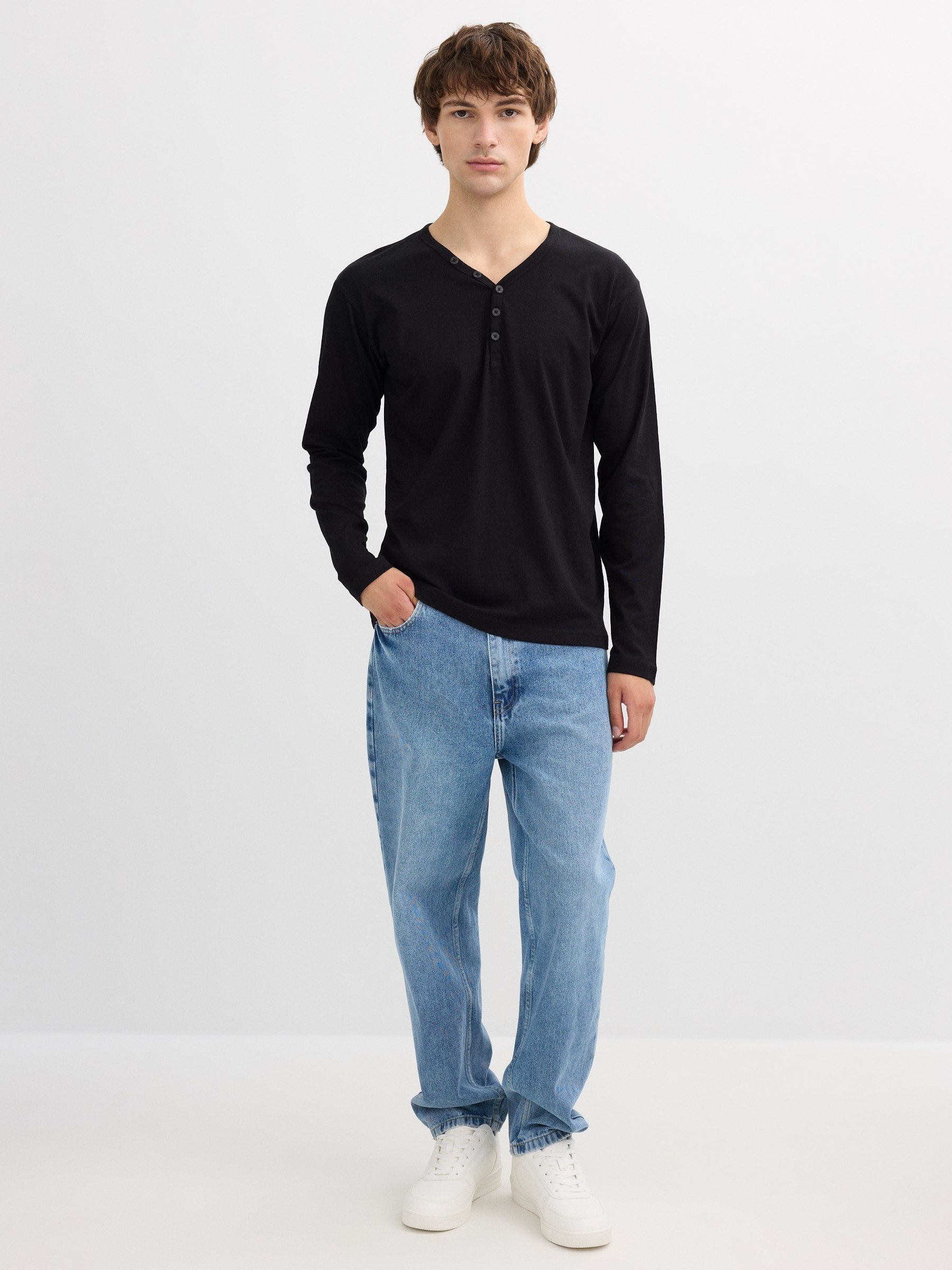 Plain long-sleeve shirt with buttoned collar black middle front view