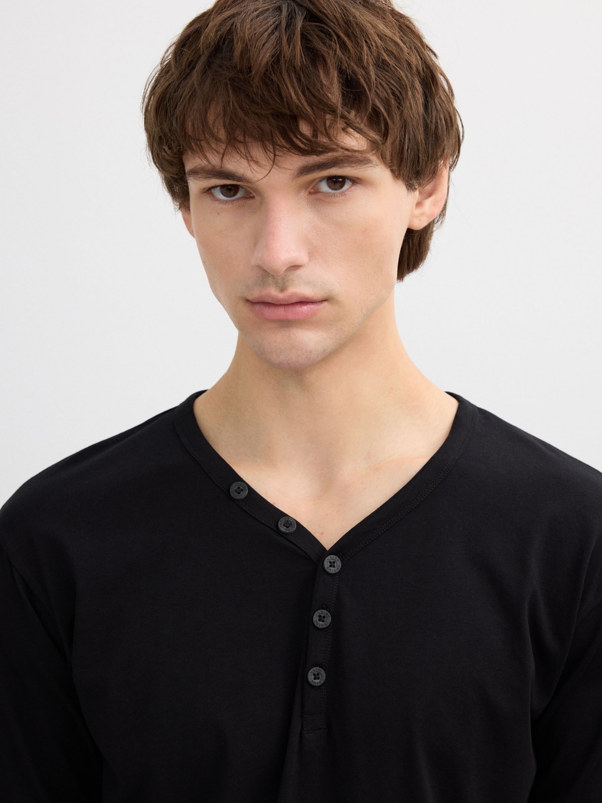 Camiseta manga larga lisa cuello botones negro vista detalle